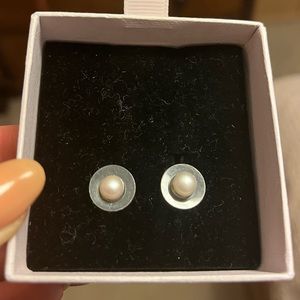 Genuine pearl studs (white)